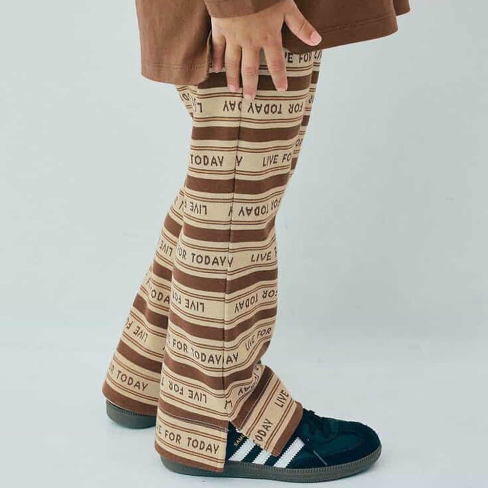 舒適側開岔設計印花喇叭長褲-英文LOGO-棕X白