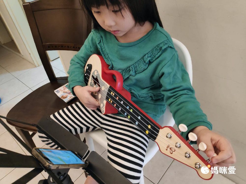 德國 Hape - 小小音樂家聲光學習烏克麗麗(紅)