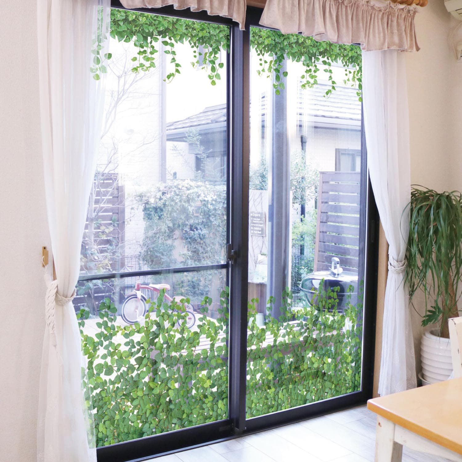 日本千趣會 - 日本製 99%抗UV綠意光影窗貼(靜電式)-熱帶風 (90×90cm)