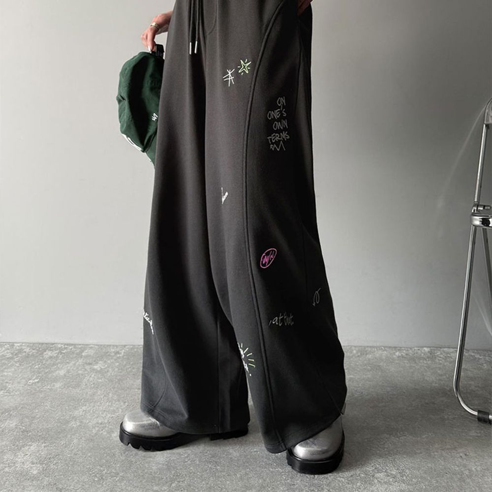 俏皮刺繡點綴舒適運動寬褲-炭灰