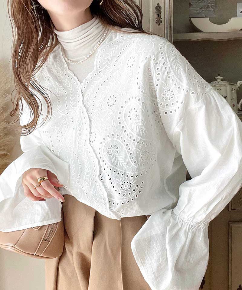 日本 Classical Elf - 小清新花朵領雕花長袖上衣-摩卡