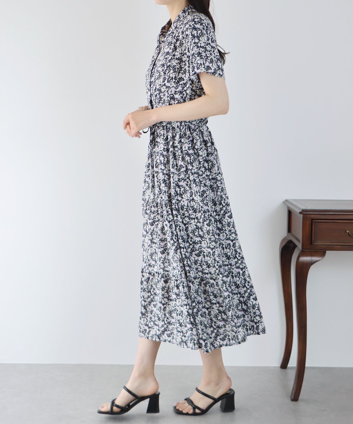 日本 BLUE EAST - 氣質小V領排釦短袖洋裝-碎花-深藍 (M(Free))