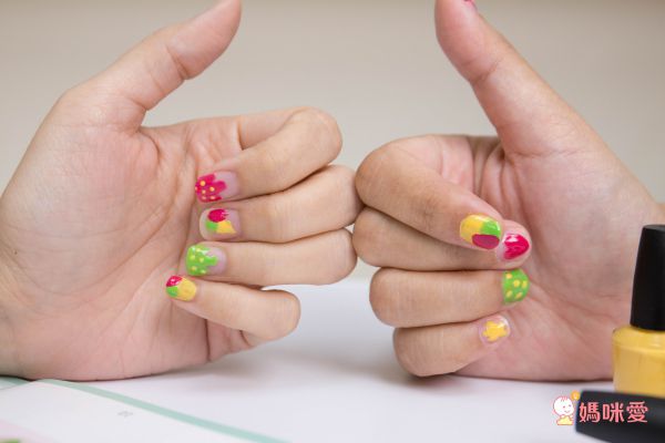 小小指尖彩繪 繽紛玩樂組-內附3色可剝式指彩+貼紙+彩繪筆