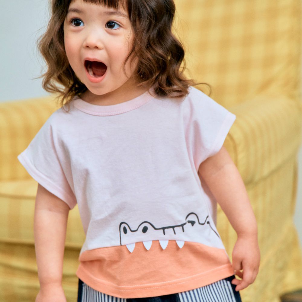 First Blue 鱷魚偷看圖案落肩袖上衣-淺粉