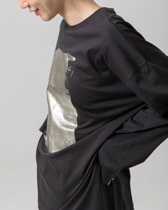 日本 gleam - 燙金時尚光澤廓形寬版長袖上衣-炭黑x銀