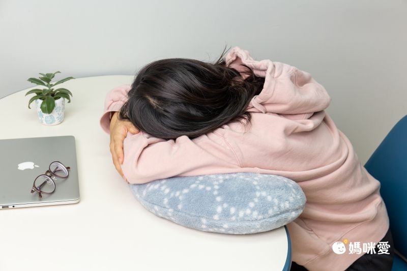 日本 DAIKAI - 極細纖維柔軟保暖豆形靠枕/抱枕-素色-沙杏 (55x29cm)