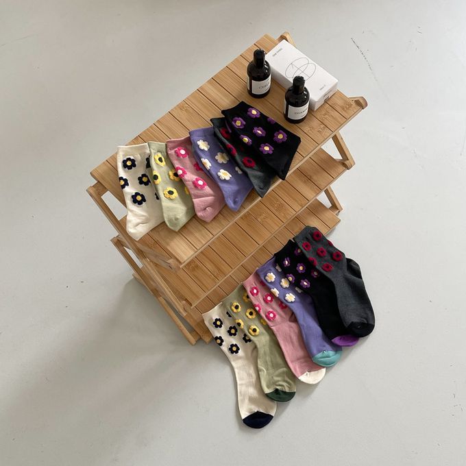 韓國Marian - 撞色花朵點綴中筒襪-深灰 (Free)