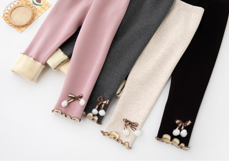 FANMOU - 加絨腰鬆緊保暖內搭褲-毛絨球球-黑色