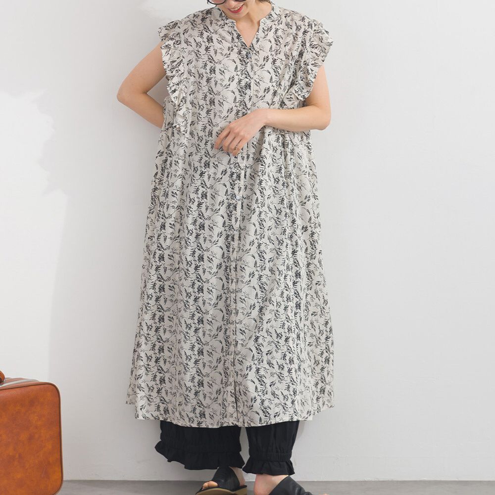 嫘縈混紡開襟柔軟荷葉短袖洋裝-黑白花草