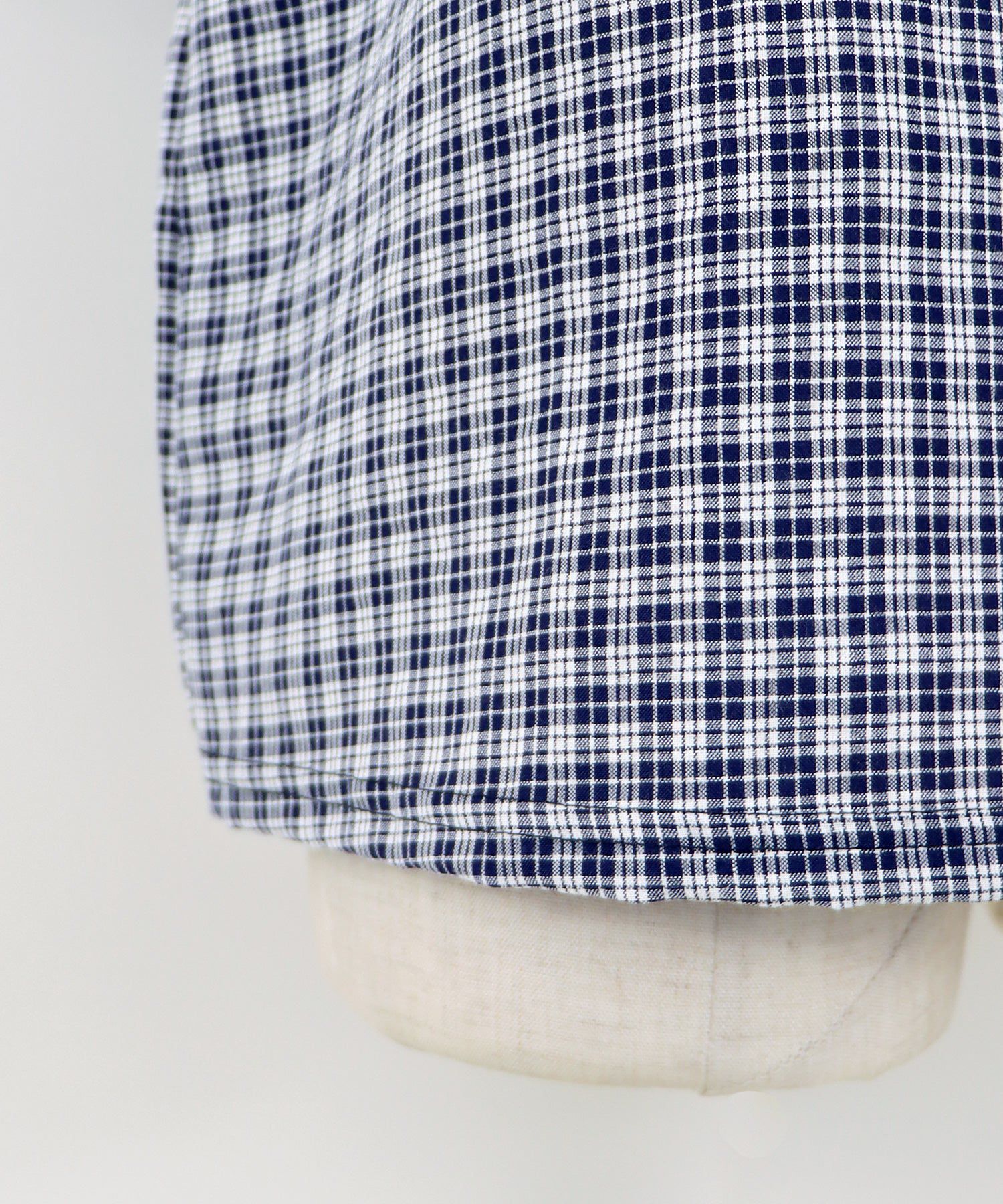 日本 BLUE EAST - 圓領小格紋荷葉五分袖上衣-水藍