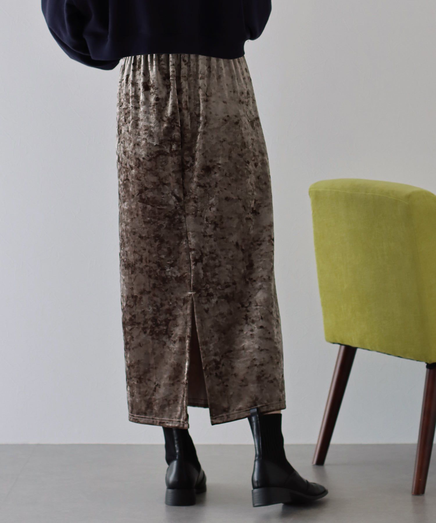 日本 BLUE EAST - 優雅絲絨感後開叉鬆緊長裙-淺摩卡