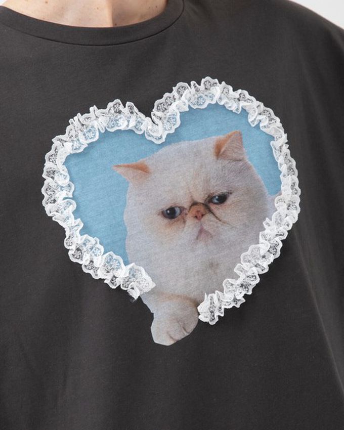 日本 gleam - 厭世貓咪愛心蕾絲寬大風短袖T恤-藍貓-炭黑