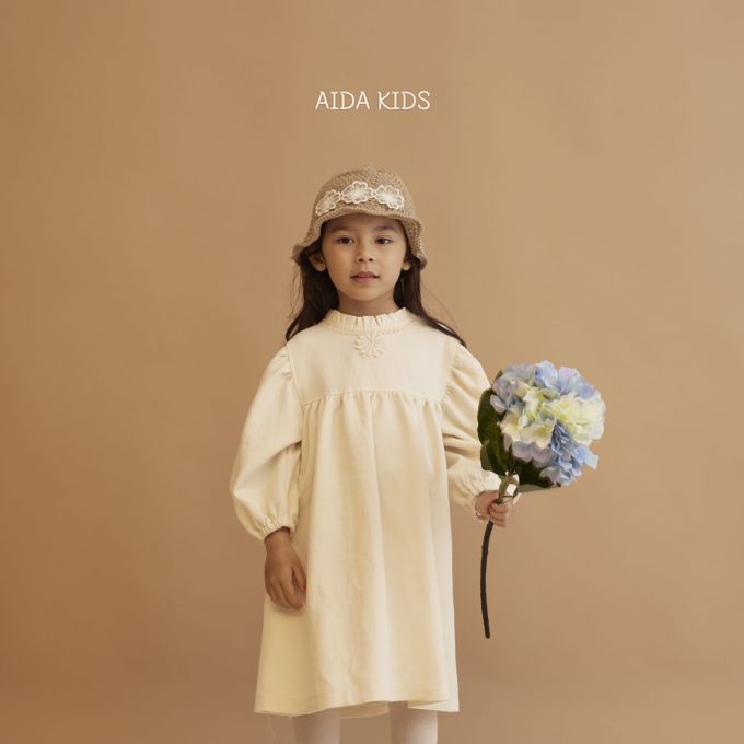韓國 AIDA - 胸前花雕泡泡袖連身洋裝-象牙白