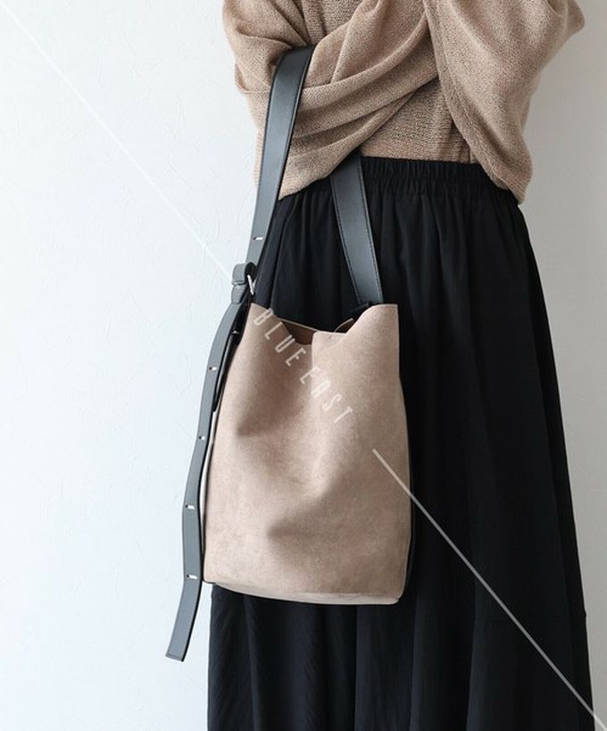 日本 BLUE EAST - 率性麂皮感大容量水桶造型側背包-焦糖