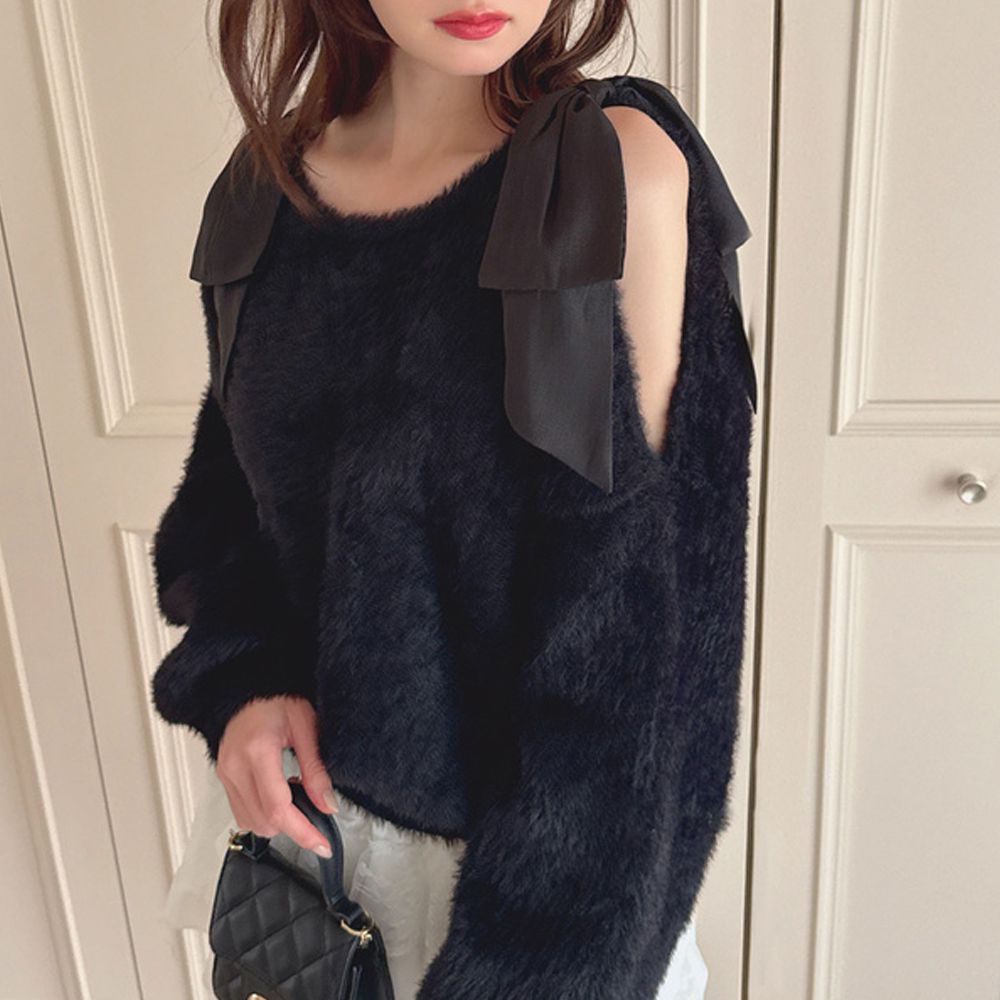 露肩緞帶蝴蝶結柔美毛海上衣-黑 (F)