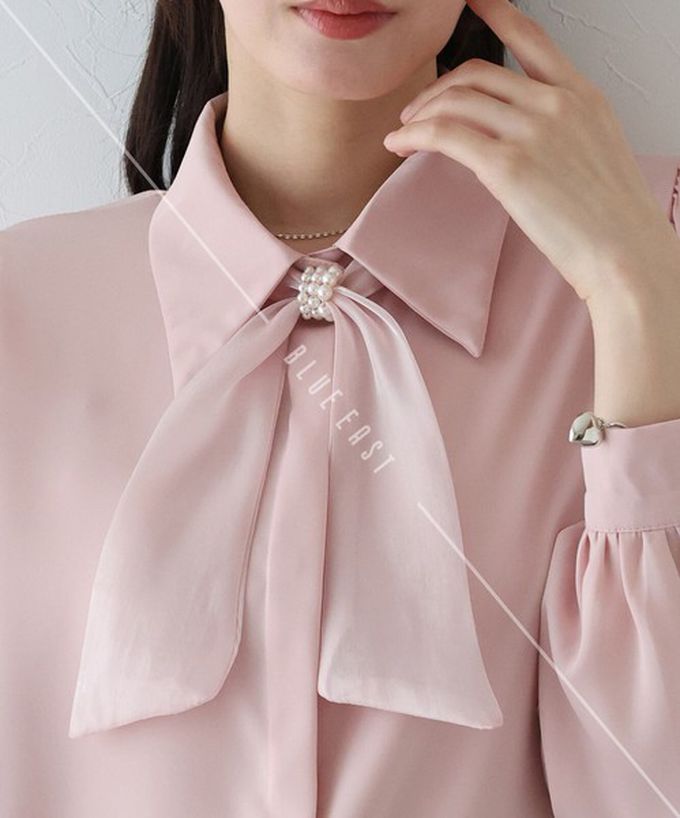 日本 BLUE EAST - 華美珍珠墜飾蝴蝶結緞面長袖襯衫-粉紅 (M)