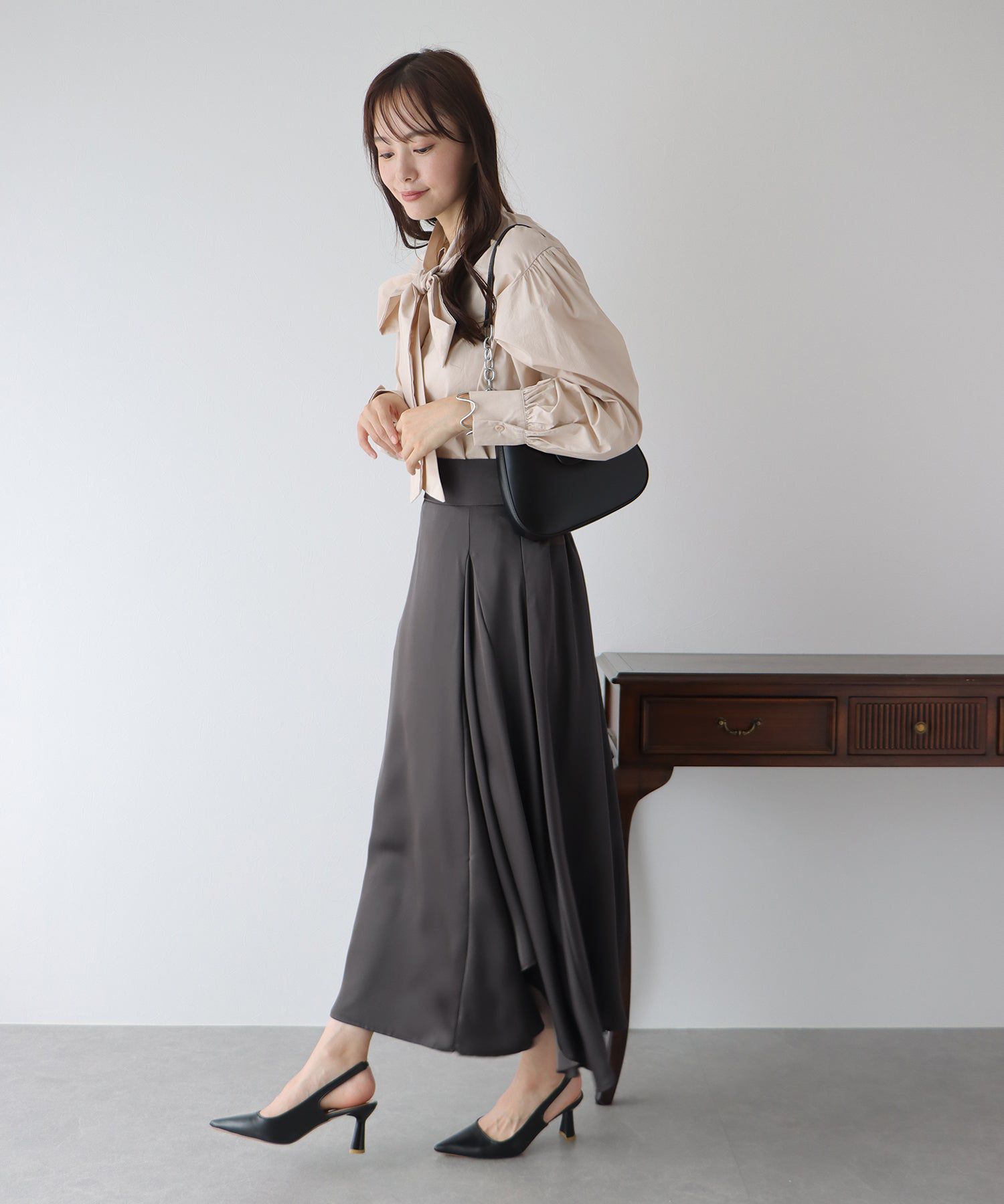 日本 BLUE EAST - 光澤不規則抓皺修身長裙-深灰