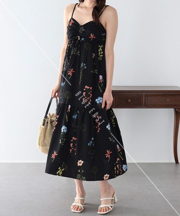 日本 BLUE EAST - 優雅皺摺度假花卉吊帶洋裝-黑 (M)