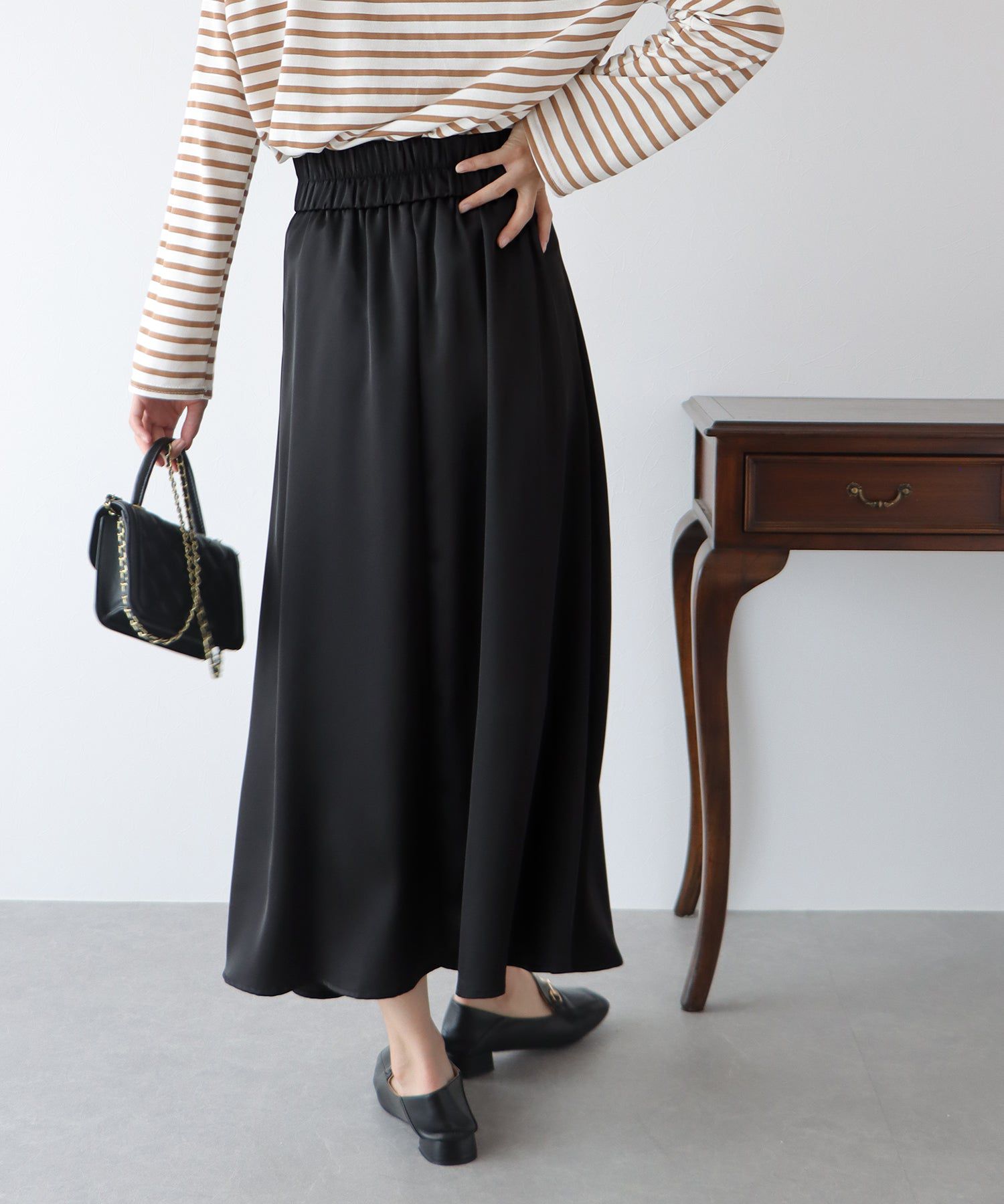 日本 BLUE EAST - 光澤不規則抓皺修身長裙-深灰