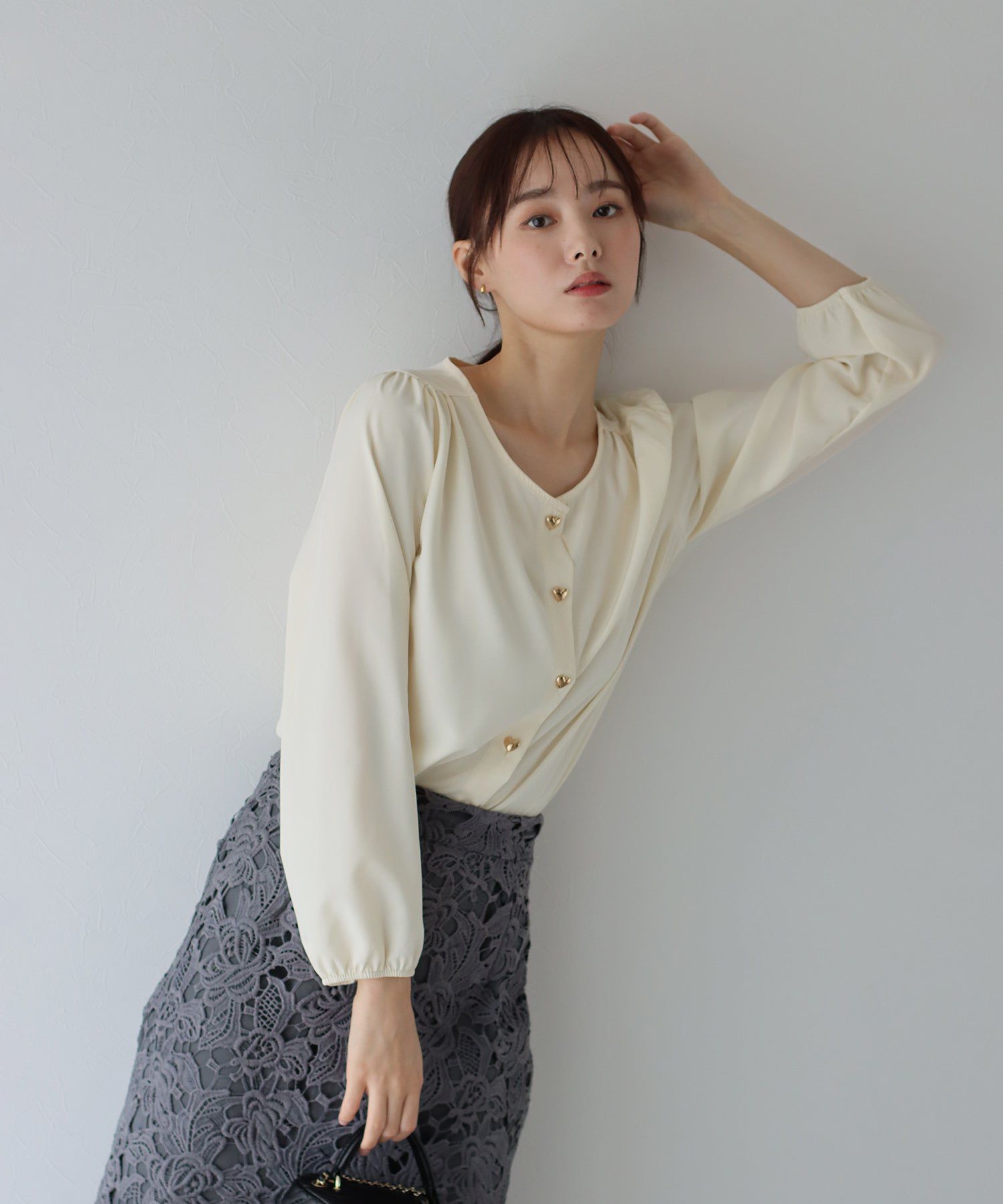 日本 BLUE EAST - 圓領金色愛心長袖襯衫-卡其