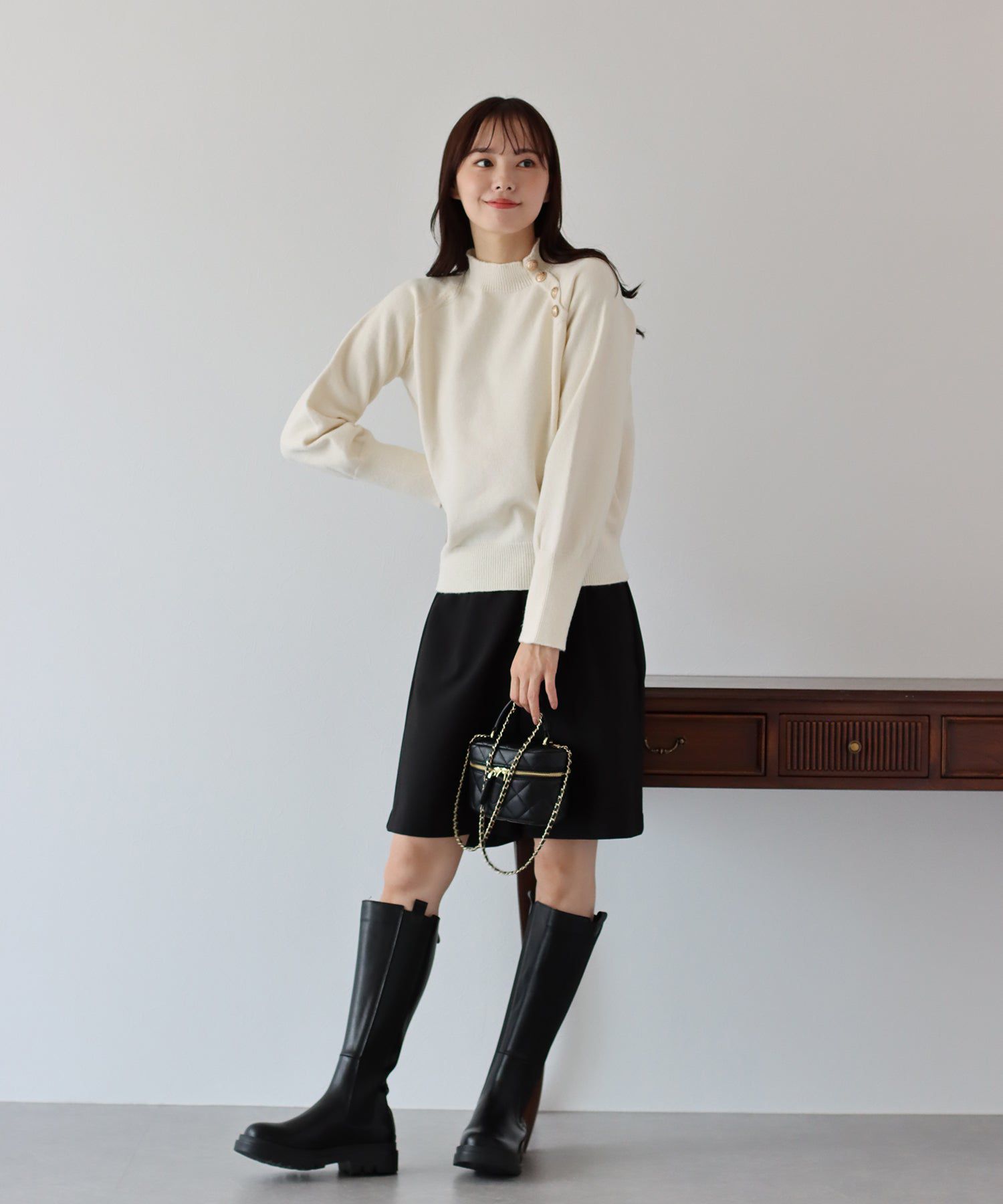 日本 BLUE EAST - 小圓金釦立領薄針織上衣-米杏