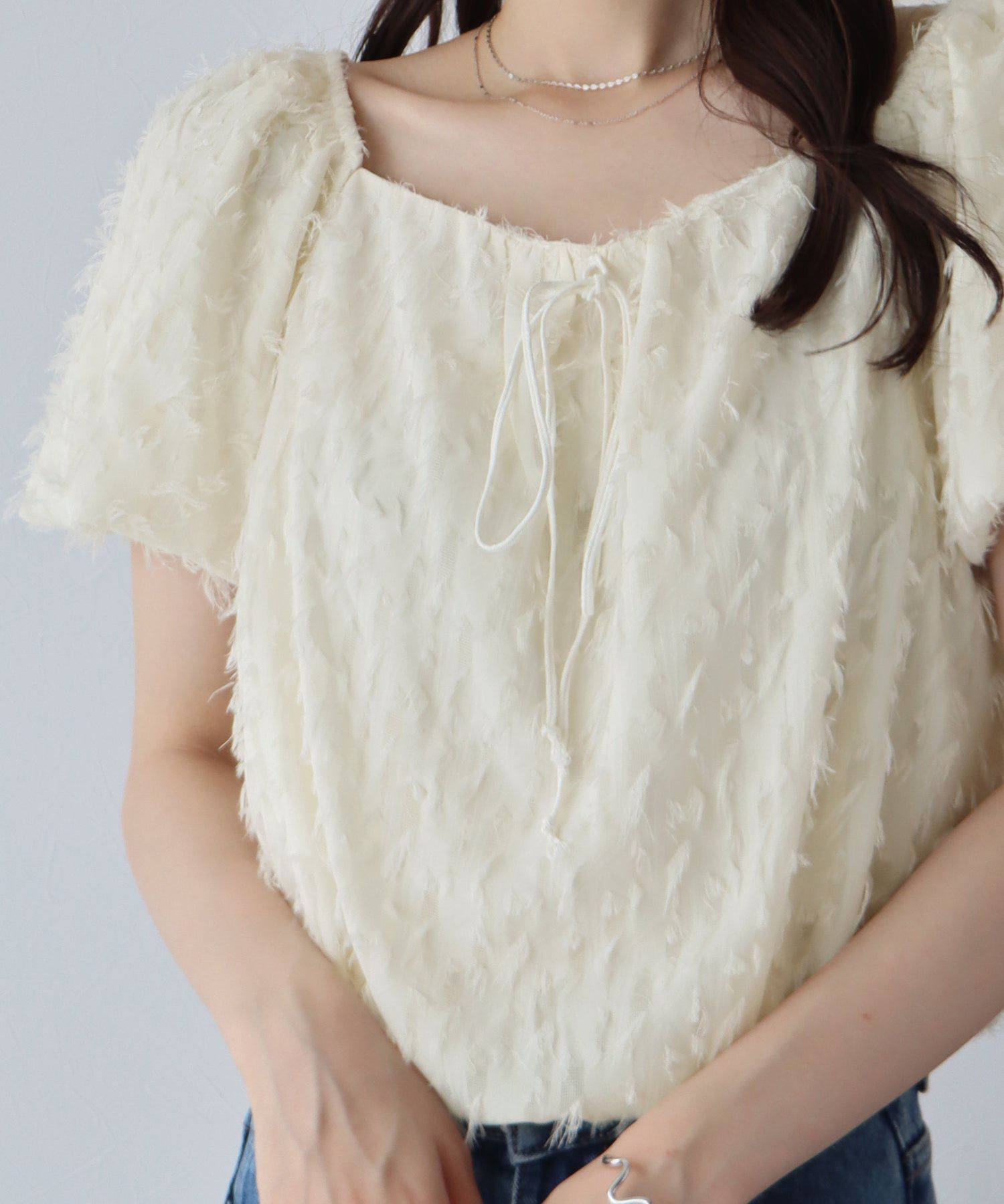 日本 BLUE EAST - 抽鬚感寬領泡泡袖上衣-淺杏