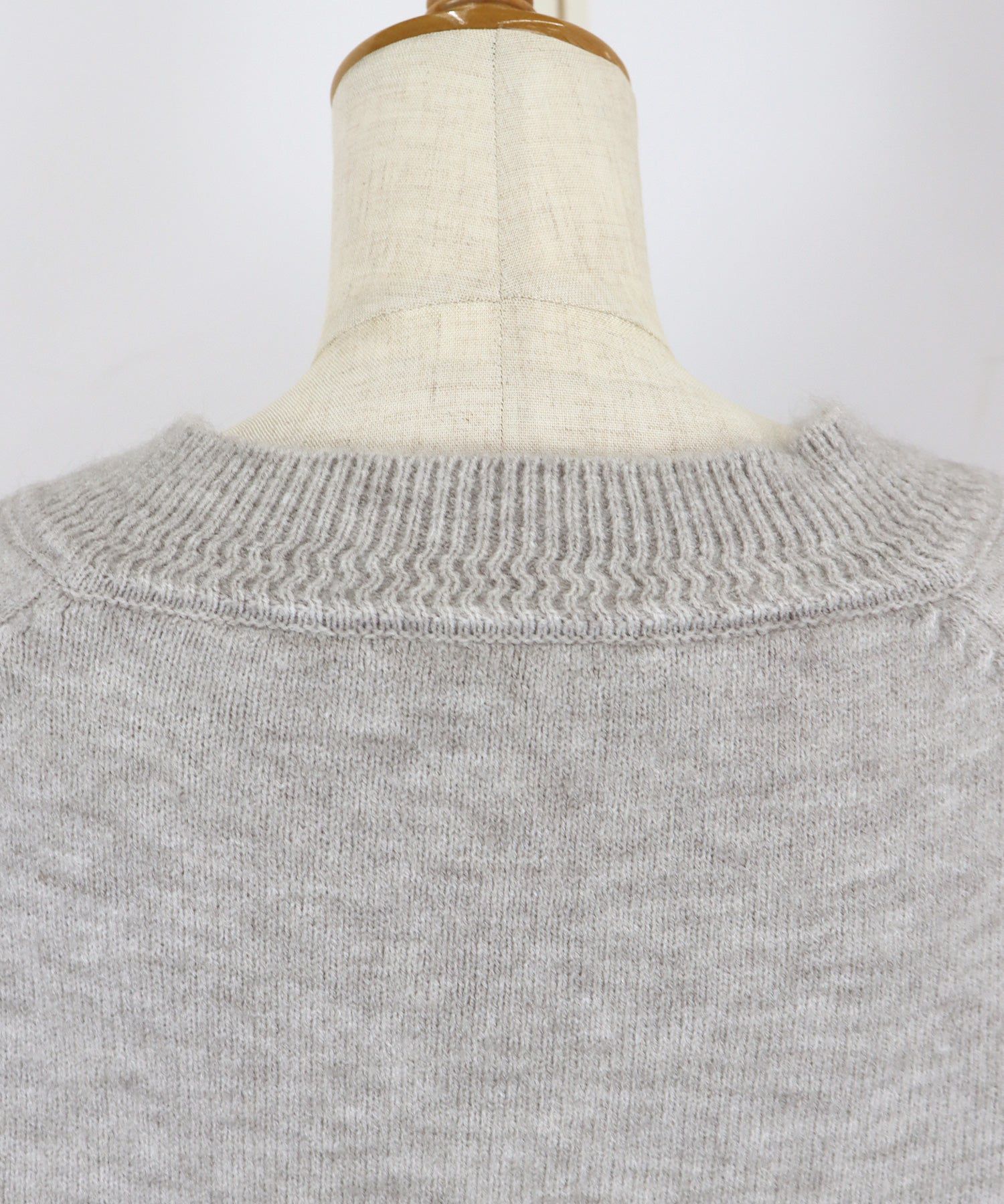 日本 BLUE EAST - 顯瘦V領柔軟針織上衣-黑