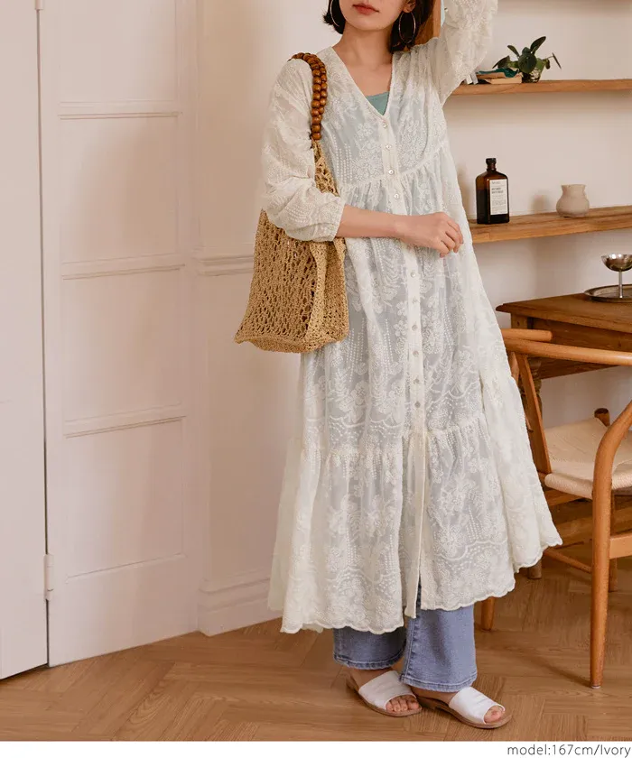 日本 COCA - V領花蕾絲透膚排扣罩衫/洋裝-米杏