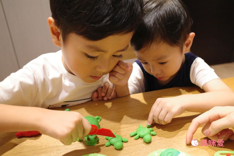 双美生活文創 - 3Q小麥黏土-歡樂甜點派對-內附6色小麥黏土+1本DIY教學手冊+1台冰棒製造機+10件甜點模具組+9件配件工具