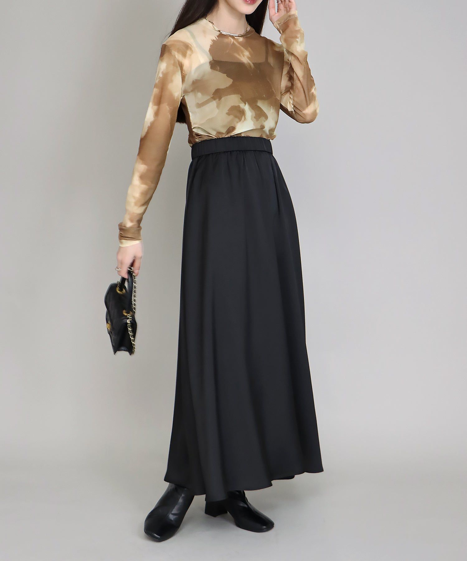 日本 BLUE EAST - 柔軟緞面光澤修身長裙-淺米杏