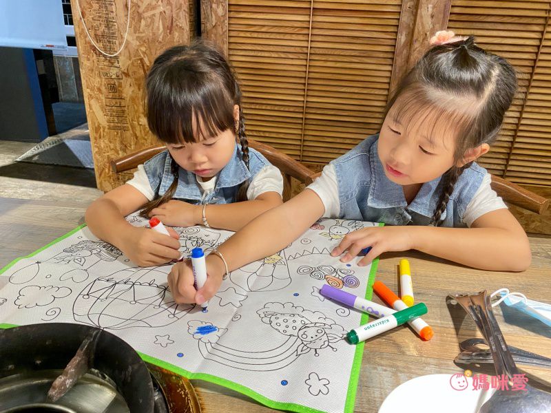 獨家！重複撕貼不傷牆【台灣 kidzcrayon】創意透光描圖貼紙