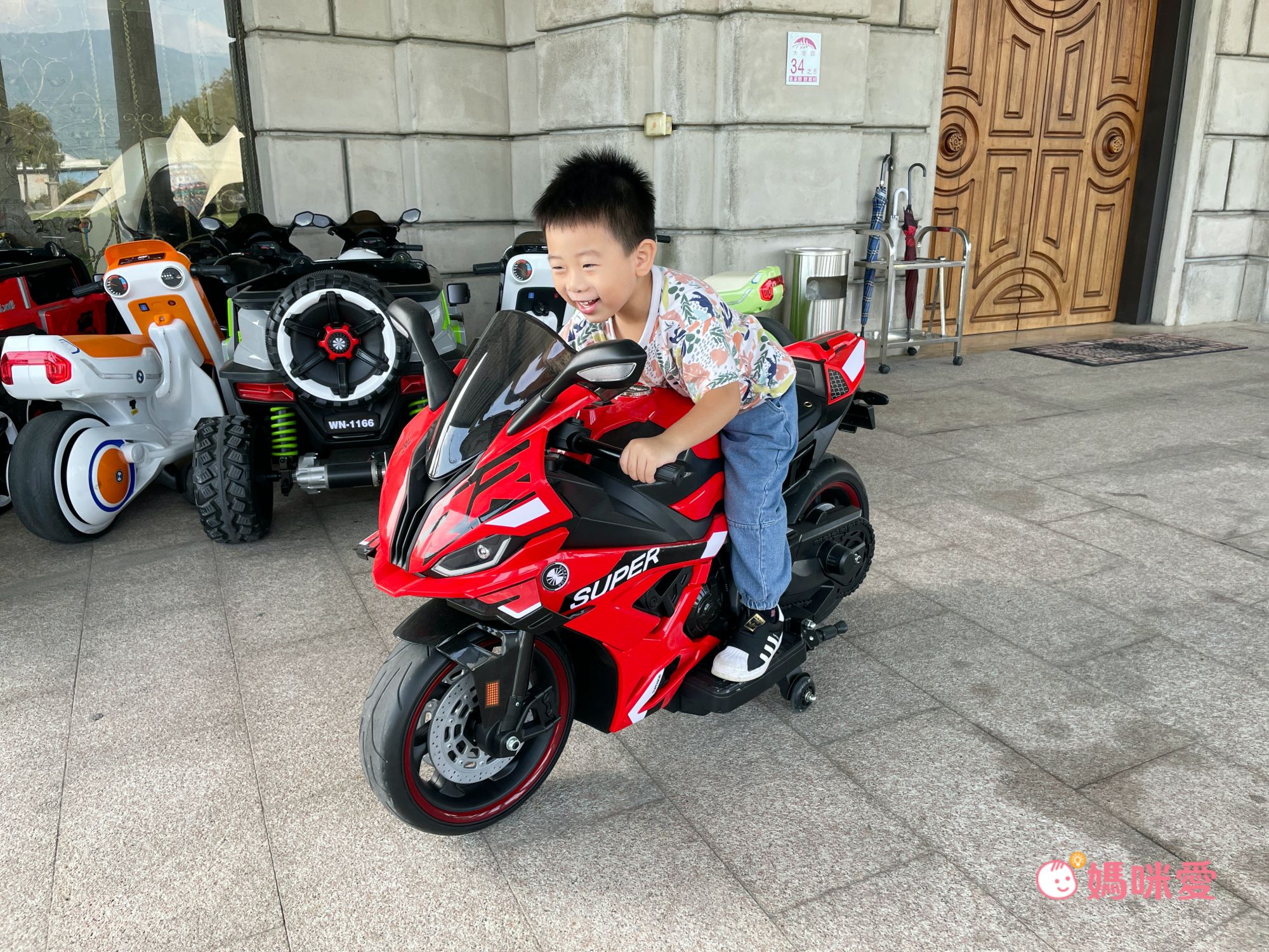 親子泡湯首選【礁溪白宮渡假勝地】大草皮/大湯池/遊樂設施