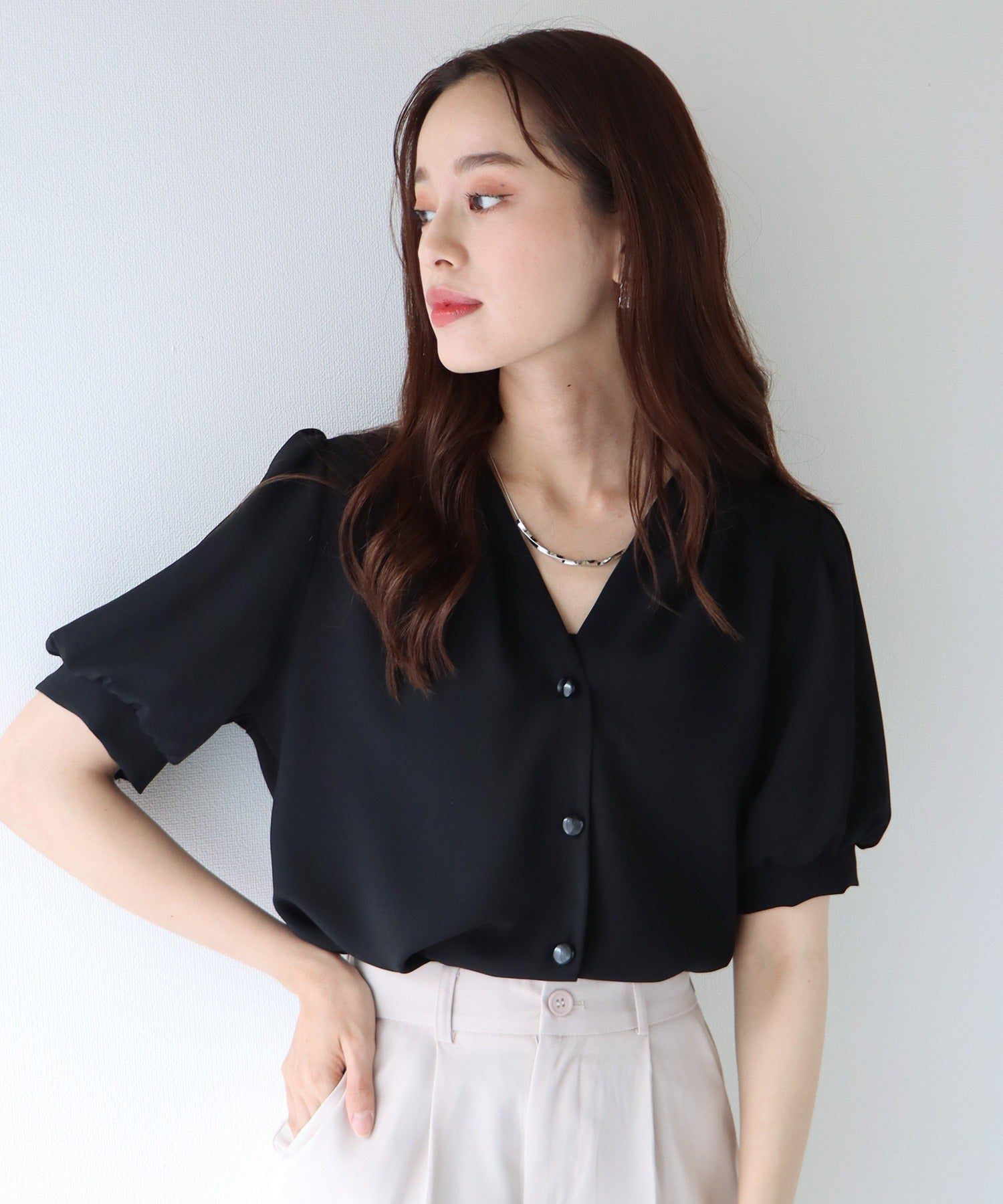 日本 BLUE EAST - 氣質V領珍珠釦短袖襯衫-淺米杏