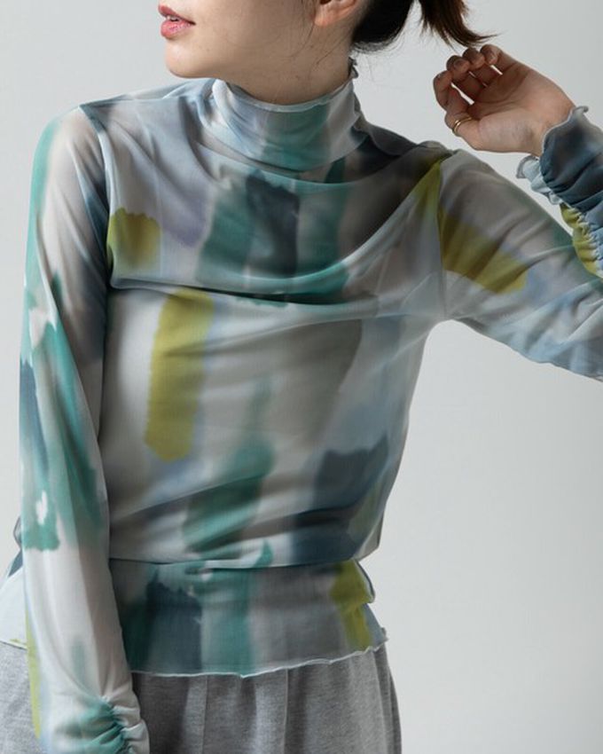 日本 gleam - 水彩畫風透膚皺摺高領長袖上衣-米杏x卡其灰系