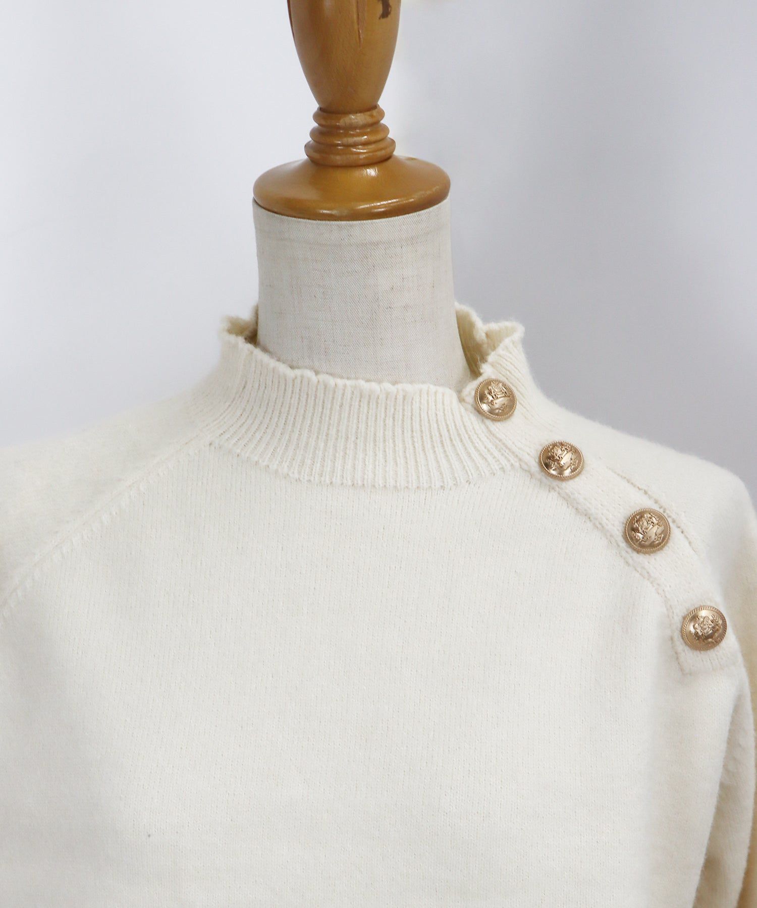 日本 BLUE EAST - 小圓金釦立領薄針織上衣-米杏