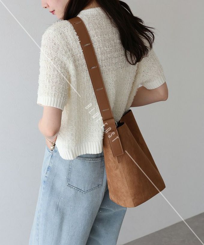 日本 BLUE EAST - 率性麂皮感大容量水桶造型側背包-淺卡其