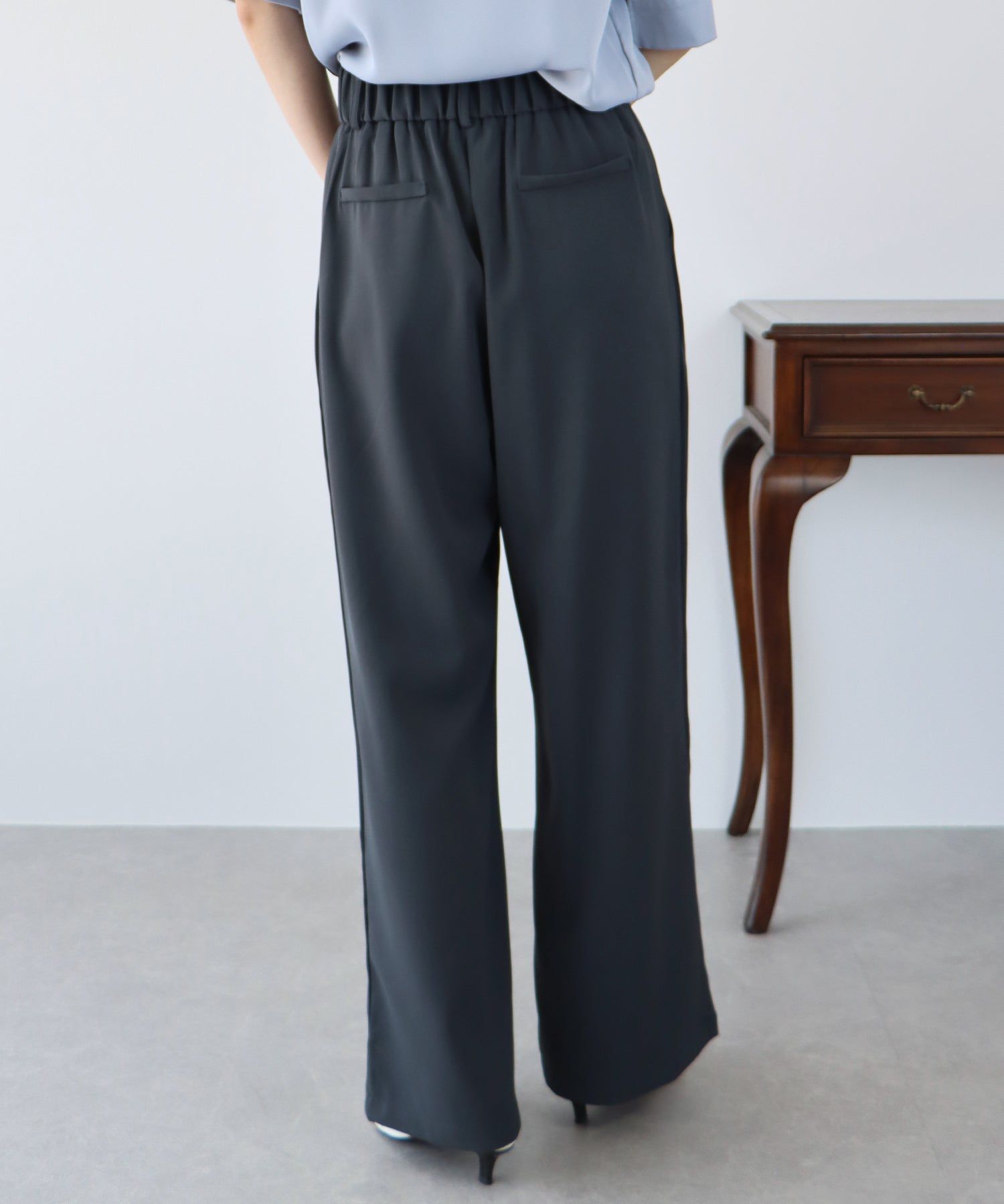 日本 BLUE EAST - 質感百搭垂墜感西裝褲-米灰