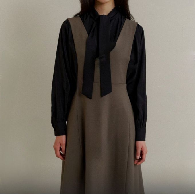 韓國女裝連線 - 迷人大V連身修飾洋裝-黑 (FREE)