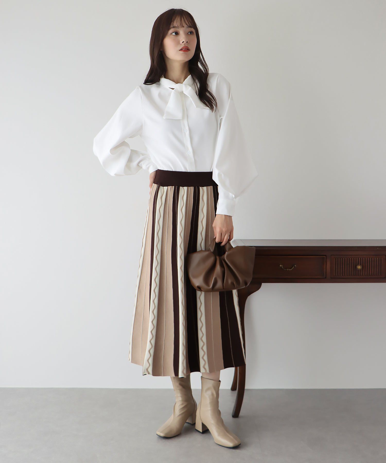 日本 BLUE EAST - 柔美扭結氣球長袖襯衫-黑