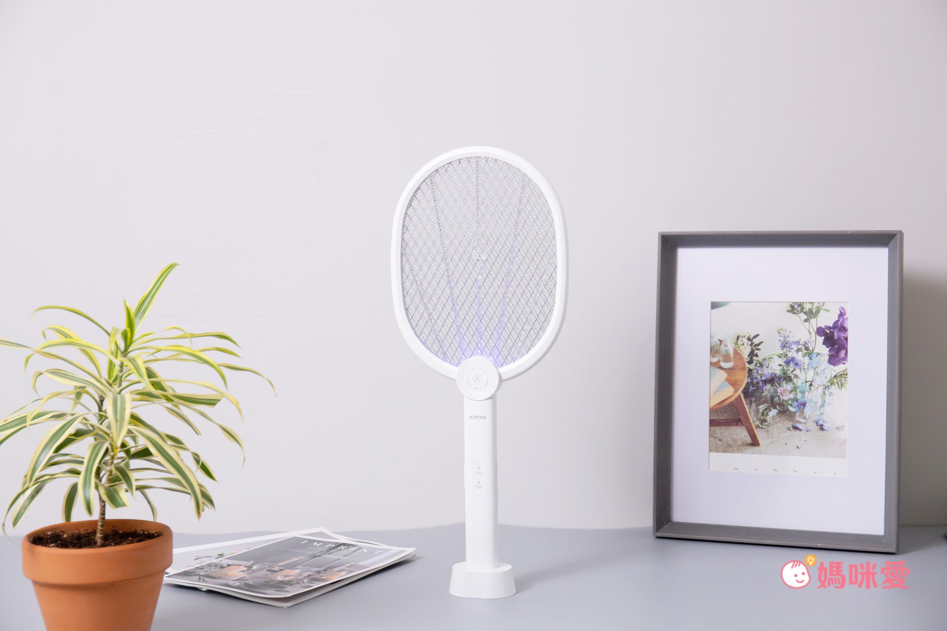 一擊斃殺！【KINYO】可伸縮折疊/日夜兩用捕蚊電蚊拍
