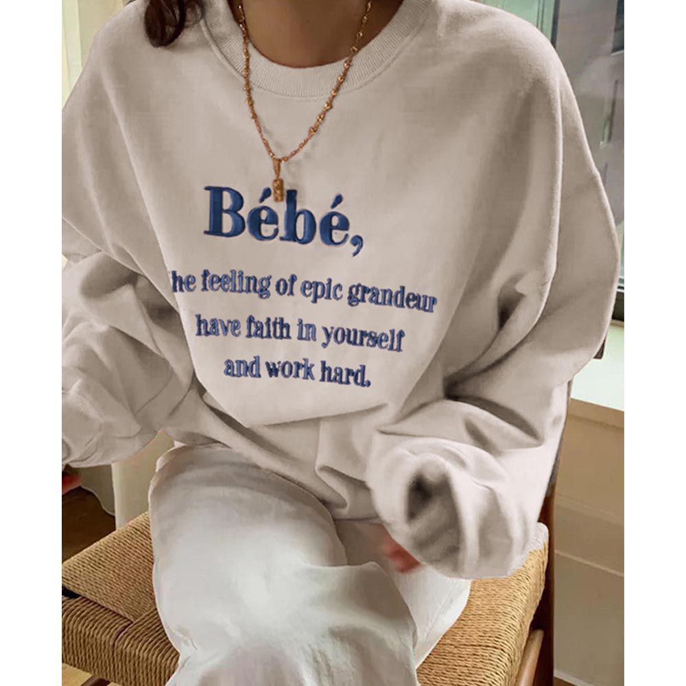 百搭圓領LOGO刺繡大學T-Bebe-米杏 (F)