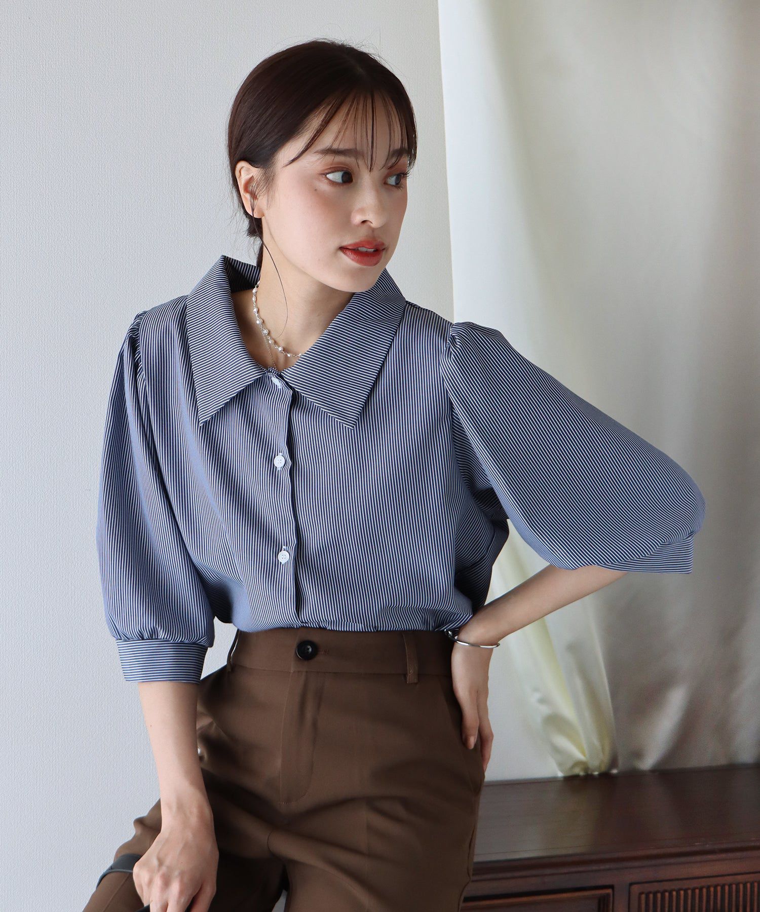 日本 BLUE EAST - 百搭翻領澎澎袖襯衫-直條紋-水藍