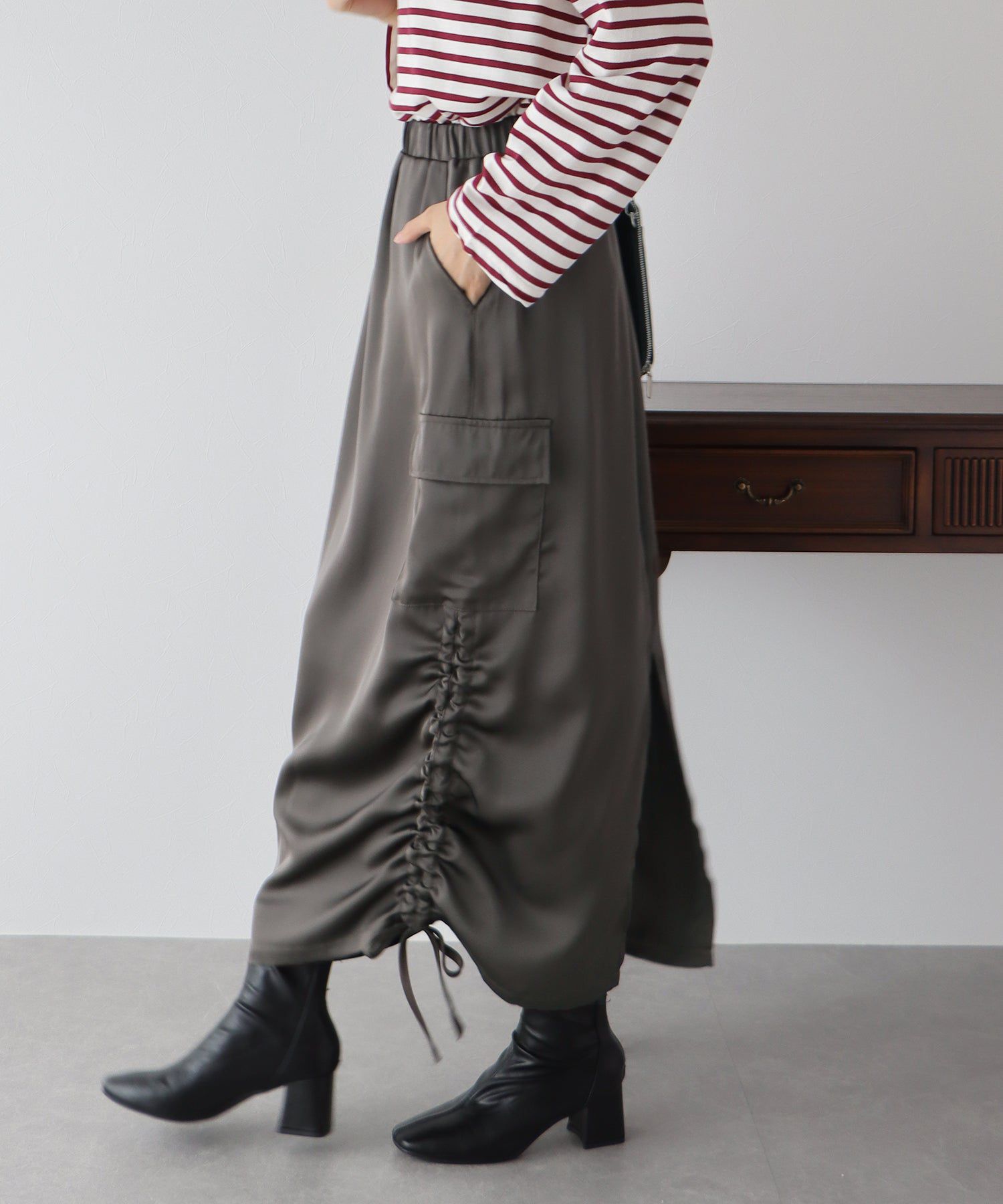 日本 BLUE EAST - 帥氣側抽繩工裝裙-深灰