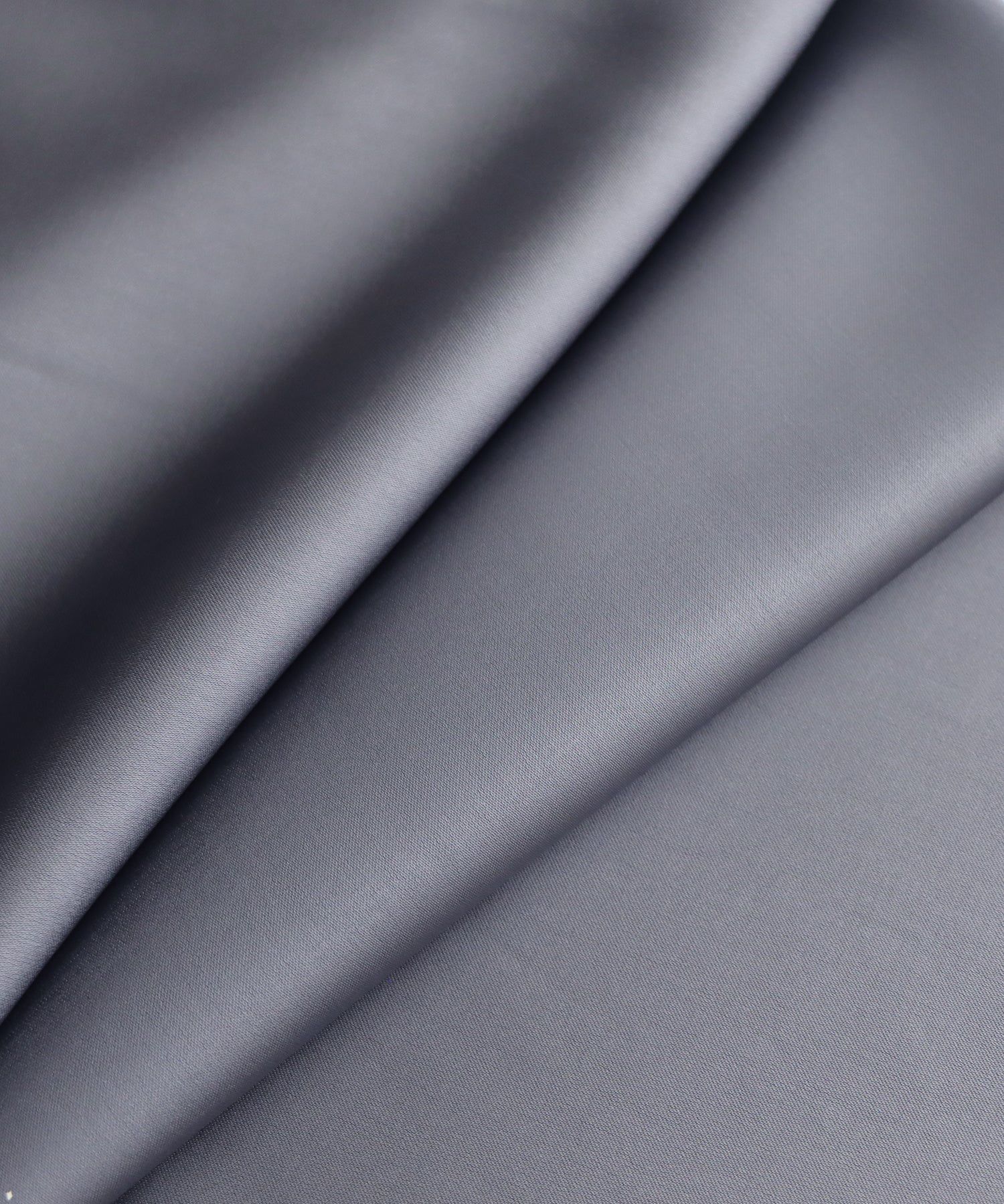 日本 BLUE EAST - 緞面光澤感垂墜感長褲-黑