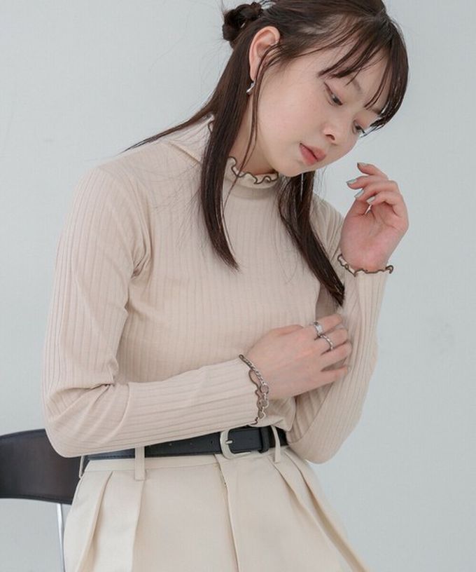 日本 Bab - 木耳滾邊典雅羅紋長袖上衣-高領-卡其 (M)