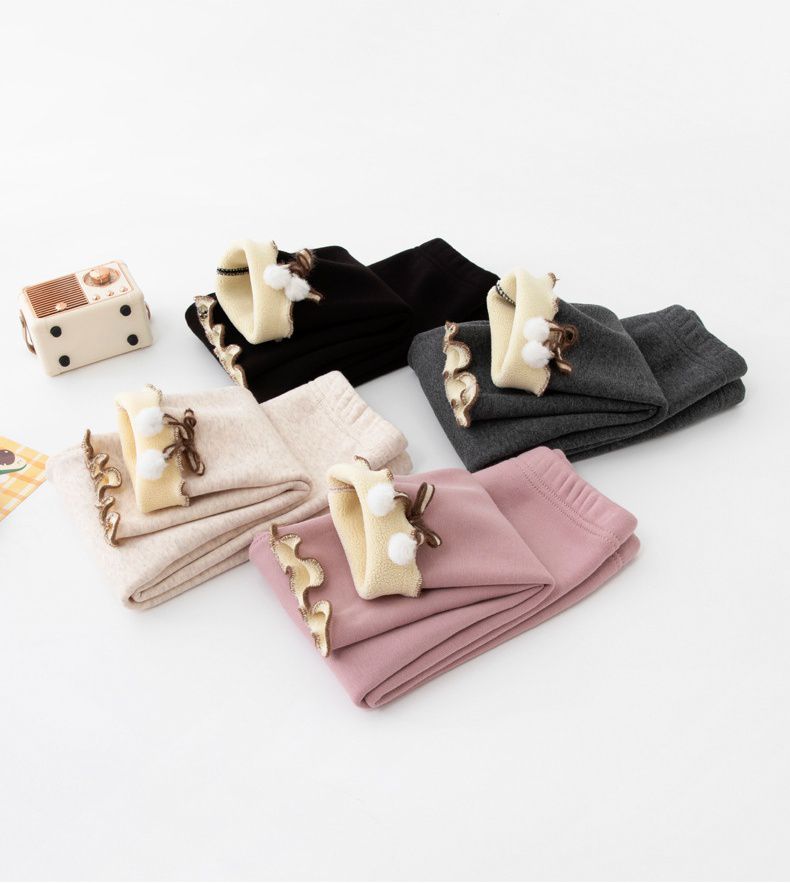 FANMOU - 加絨腰鬆緊保暖內搭褲-毛絨球球-黑色