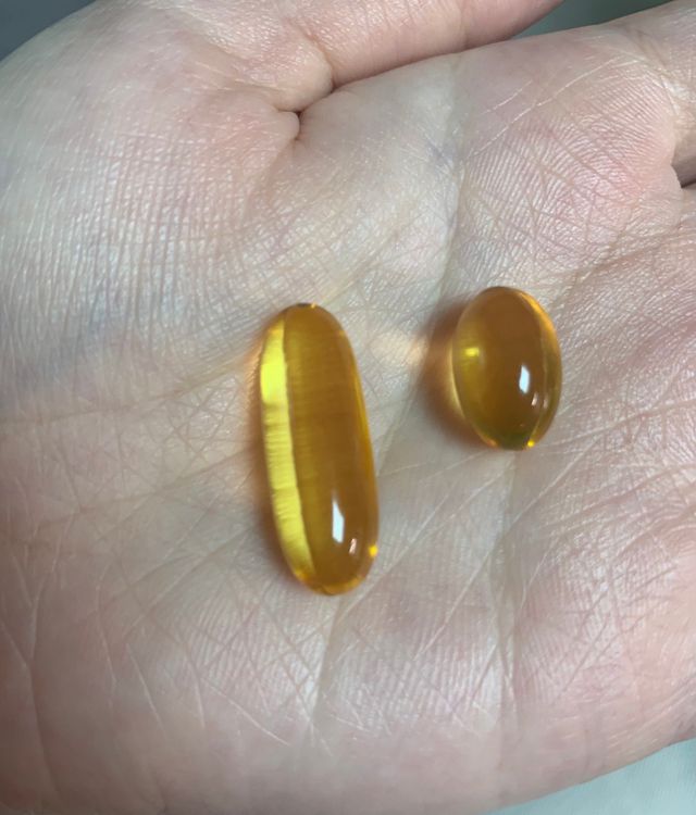 你可以去搜尋看看有沒有小顆粒或是迷你型的魚油！像我們家就考量到家裡有老人也有小孩，加上我們家幾乎都有吞嚥障礙，所以我也是挑真的那種很小顆的~我家二寶喜歡直接咬破吃、我公公也覺得比較好吞～也比較願意每天吃 (右邊是迷你魚油)