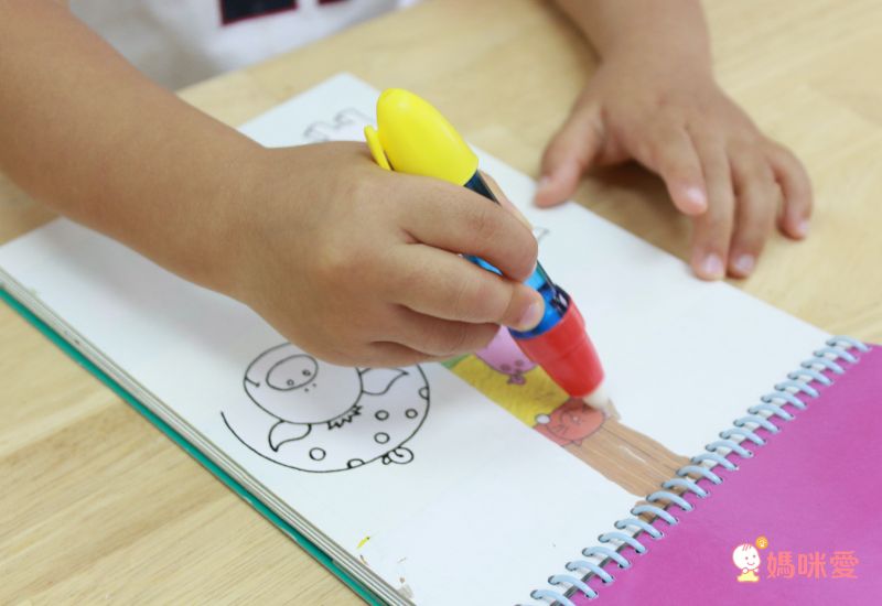 小小孩塗鴉啟蒙【英國GALT】水畫本，沾水塗色不怕亂畫！