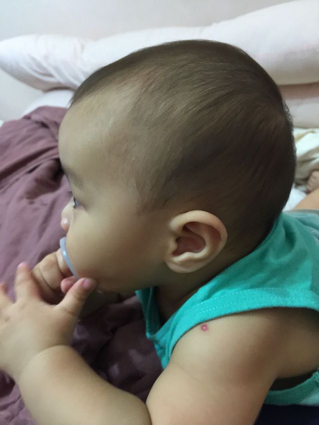 我兒子不愛枕頭，三個月以前睡浴巾折成的枕頭，會翻會滾之後就亂睡了～還蠻圓的?