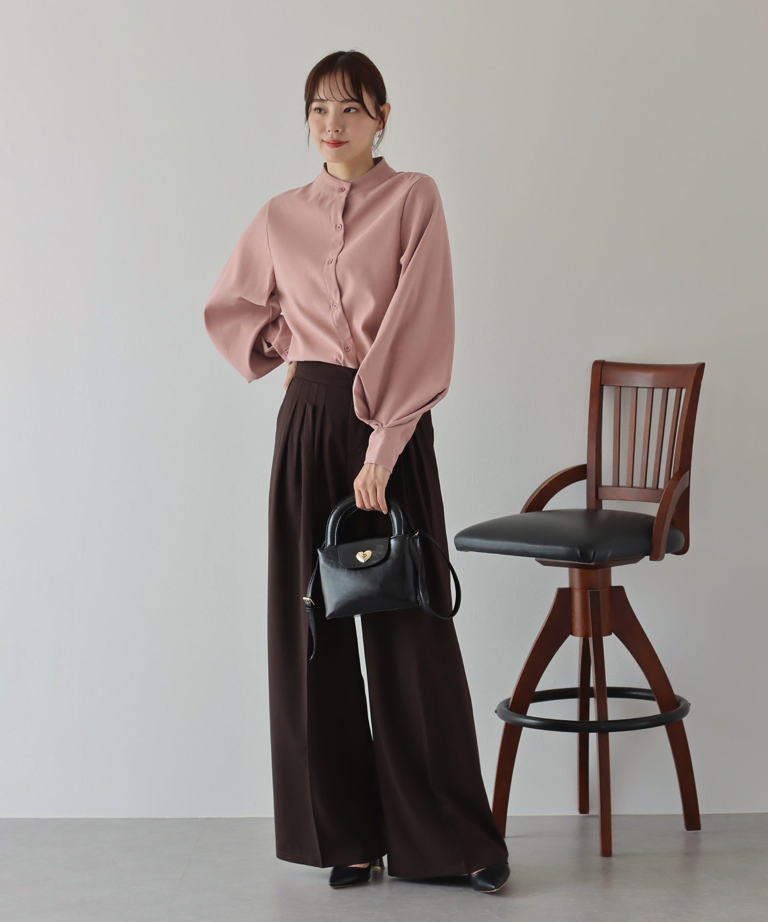 日本 BLUE EAST - 知性小立領氣球長袖襯衫-淺粉